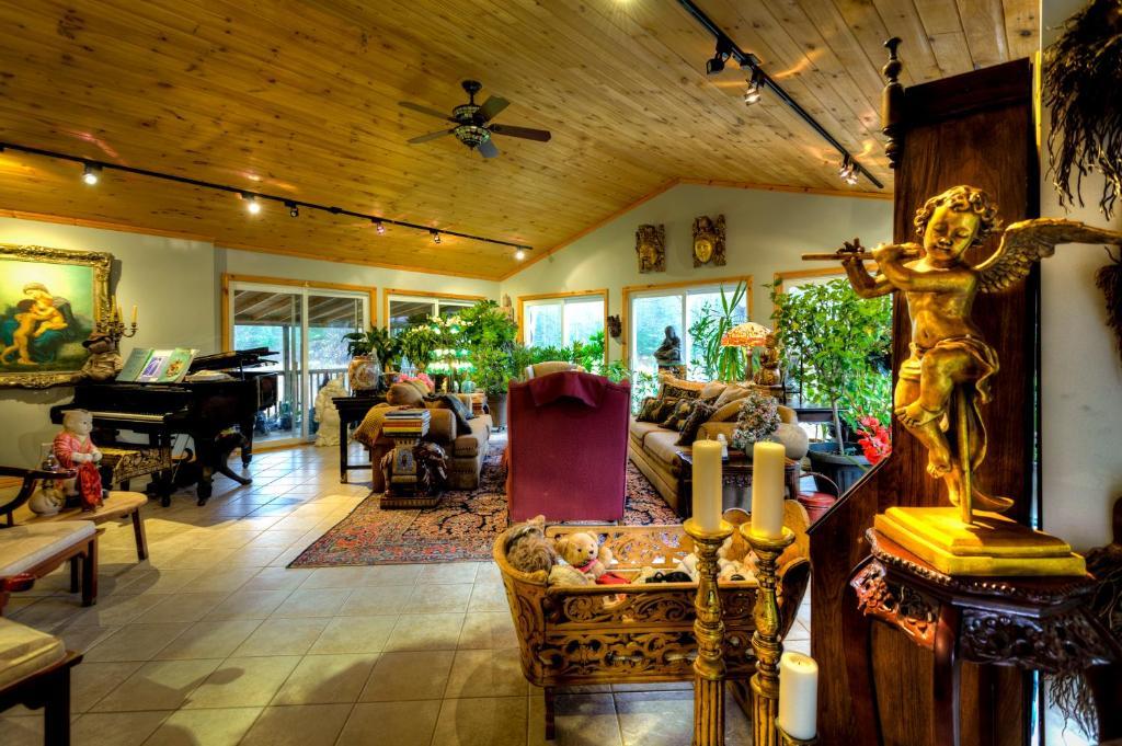 Shambhala Bed And Breakfast Buckhorn 외부 사진